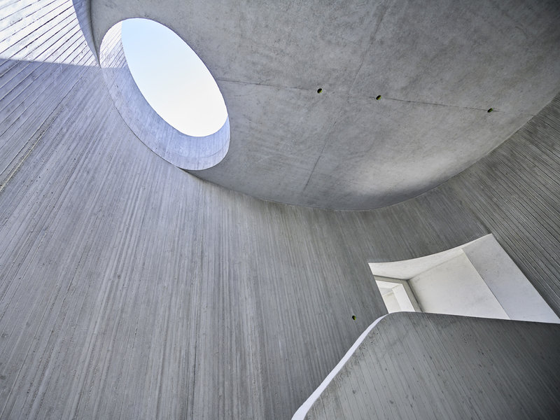 Treppenhaus Lichtauge Sichtbetonretusche beconart Brettschalstruktur Universitaet Potsdam