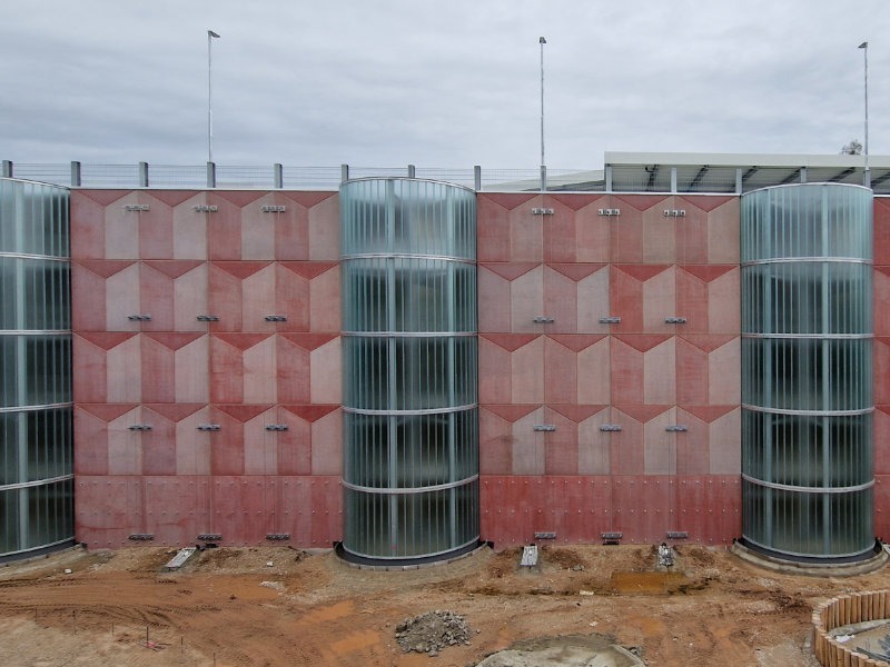 Lärmschutzwand Lärmschutzfassade Beton farbig gestalten